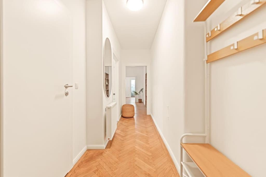 Cozy Apartment In Quiet Location, Fast Train Station 100M Away, Contactless Check-In เวียนนา ภายนอก รูปภาพ