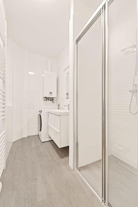 Cozy Apartment In Quiet Location, Fast Train Station 100M Away, Contactless Check-In เวียนนา ภายนอก รูปภาพ